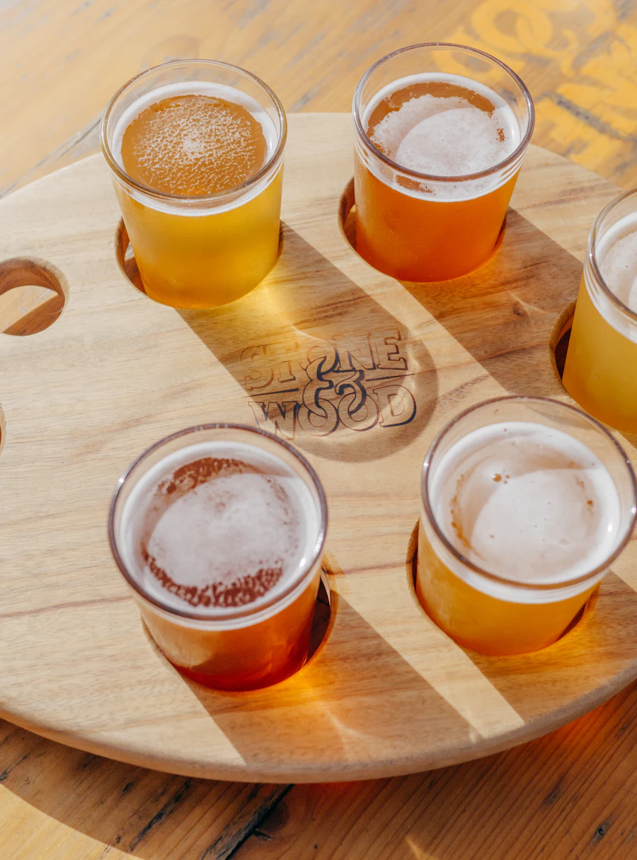 Tabla de degustación con cinco cervezas de distintos estilos